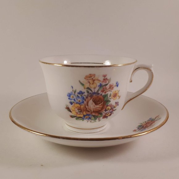 Vintage pretty Vale bone china floral teacup and saucer-England - Picture 2 of 8